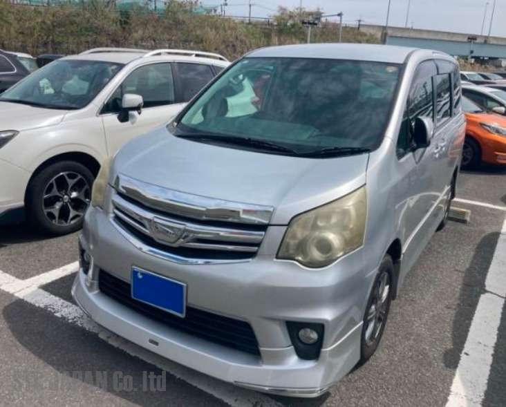 Toyota Noah  2000 Image